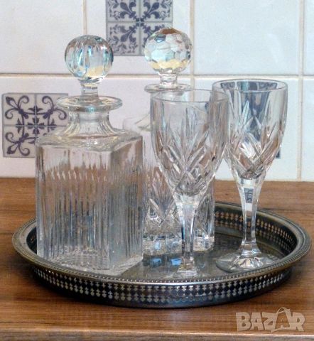 2 винтидж английски кристални гарафи, 2 кристални чаши и поднос със сребърно покритие., снимка 1 - Други стоки за дома - 45591500