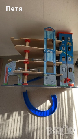 Дървен паркинг с липсващи елементи 