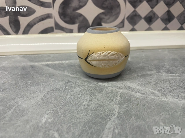 Mалка керамична ваза, ръчно рисувана Blue Feather