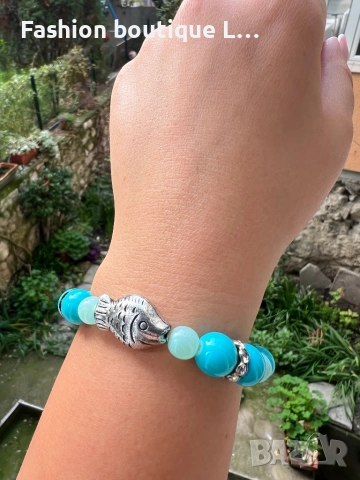 Дамска гривна със сини топчета , сребърна риба и блестящи камъчета на ластик е 🩵💙, снимка 4 - Гривни - 52412211