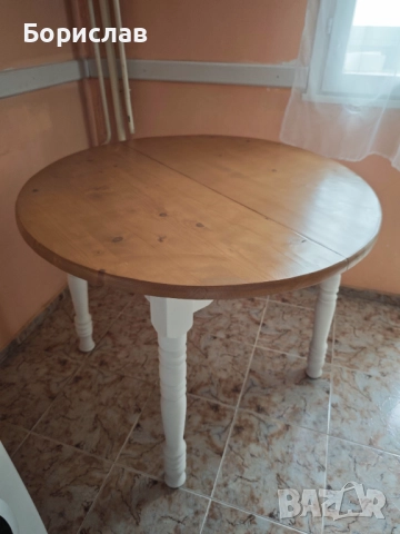 Кръгла дървена маса