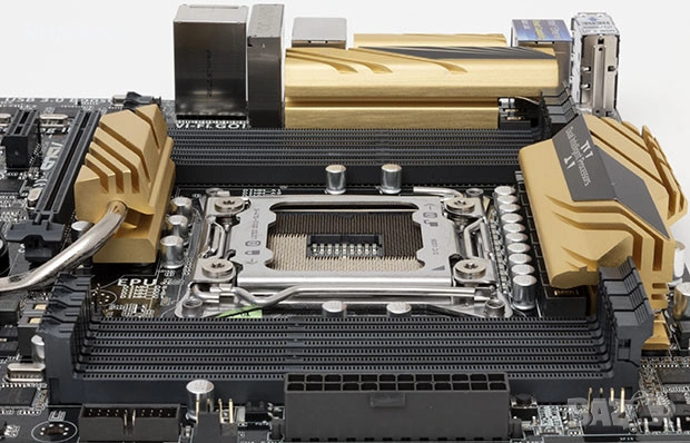 Продавам дъно ASUS X79 Deluxe, s.2011 V2, снимка 3 - Дънни платки - 53126878