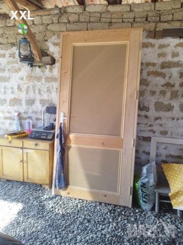 входна врата от дърво 