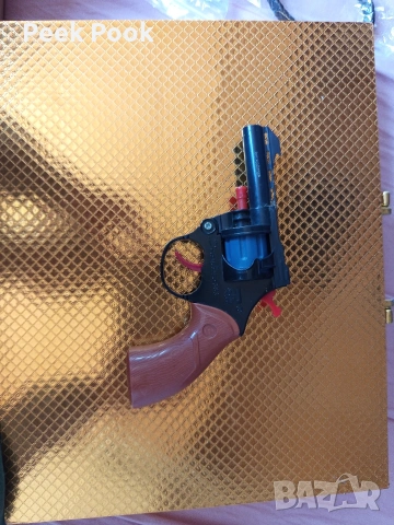 колекционерски револвер За деца с истински пътрони.