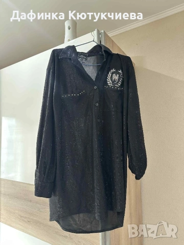 Лъскава рокля Nicole Collection с коланче