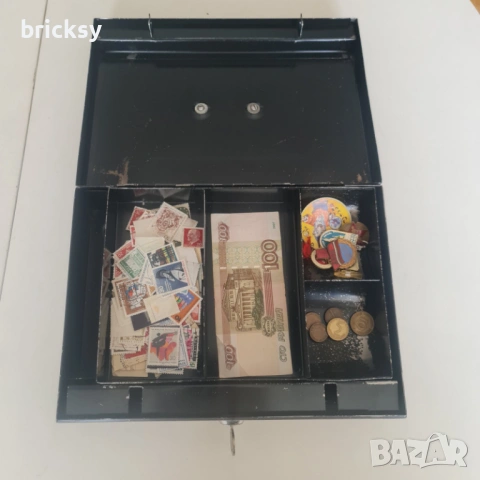 ретро соц метална каса за пари с ключ - винтидж 