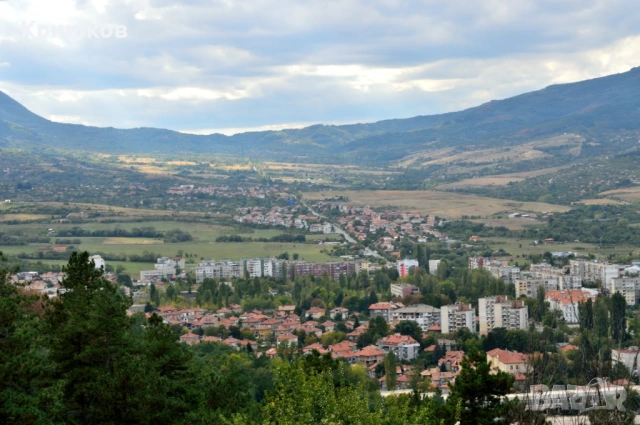 Продавам два етажа от триетажна къща с двор и гараж в Кюстендил, снимка 10 - Етаж от къща - 53948691