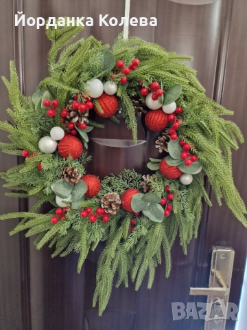 Коледен венец в червено, снимка 2 - Декорация за дома - 52424632
