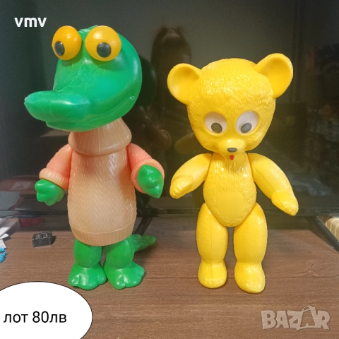 Стари играчки крокодила Гена и мече соц
