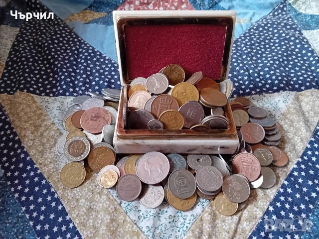 лот монети от 25 държави заедно с мраморна кутия за бижута 