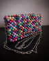 чантата с многоцветни мъниста е много красива, снимка 1 - Чанти - 45023828