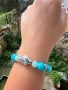Дамска гривна със сини топчета , сребърна риба и блестящи камъчета на ластик е 🩵💙, снимка 4