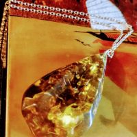 Винтидж медальон от красив масивен кехлибар с мушици и разстения, снимка 4 - Колиета, медальони, синджири - 45224554