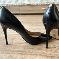 Дамски обувки на висок ток GUESS, снимка 1 - Дамски обувки на ток - 44993401