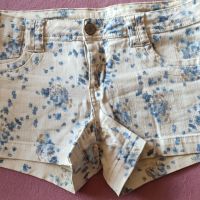 къси дънкови панталонки на сини цветя , снимка 1 - Къси панталони и бермуди - 45254211