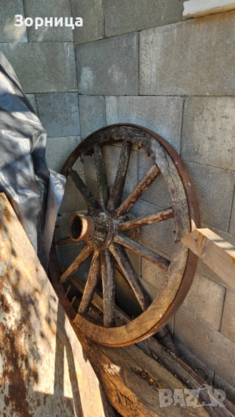 Колела от каруца, сърпове, вили, стълби и още дървени инструменти, снимка 1