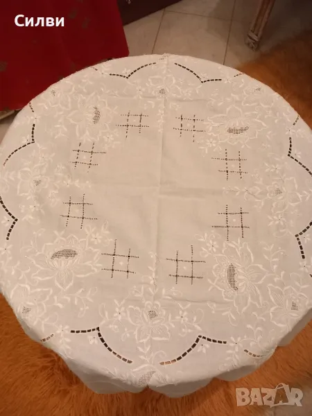 Кръгла покривка за маса с 8 бродирани салфетки., снимка 1