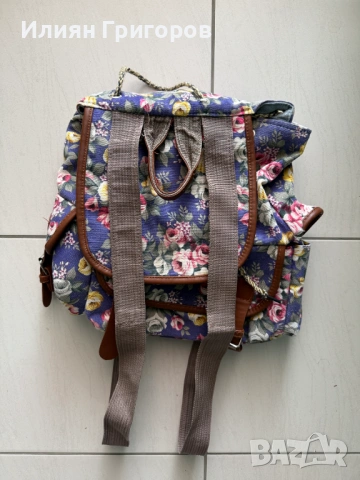 Дамска раница с флорален десен и кафяви детайли