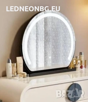 Огледало за тоалетка с регулиране на наклона и LED осветлението 