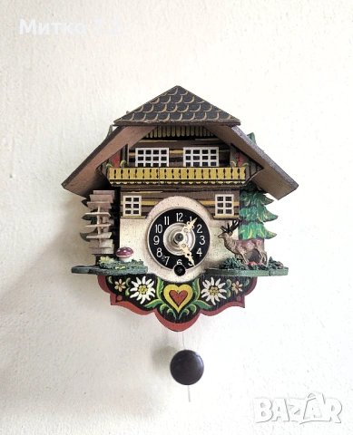 малък стенен часовник 