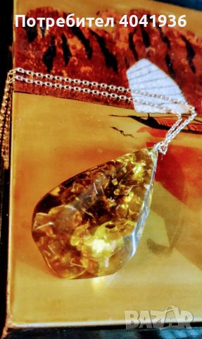 Колие от висококачествен кехлибар с мушици и разстения, снимка 2 - Колиета, медальони, синджири - 44950334