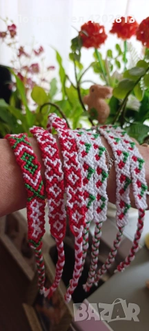 Ръчна изработка . Гривни за връзване с техника Макраме от памучни конци , снимка 2 - Гривни - 53433935