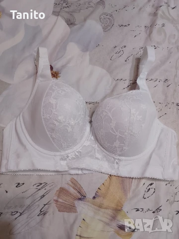 Нов бял сутиен