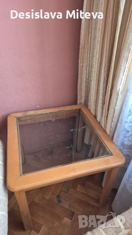 Дървена масичка със стъкло