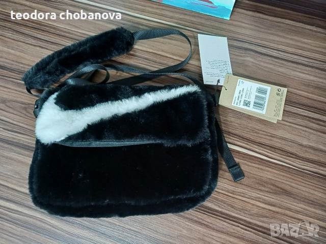 Дамска Чанта Nike W NSW FUTURA 365 FX FUR CROSSBODY, снимка 2 - Чанти - 52631965
