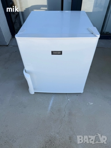 Малък - Мини фризер Зануси 51см висок  , снимка 2 - Фризери - 52748314