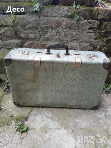 Стар куфар със обков за декорация