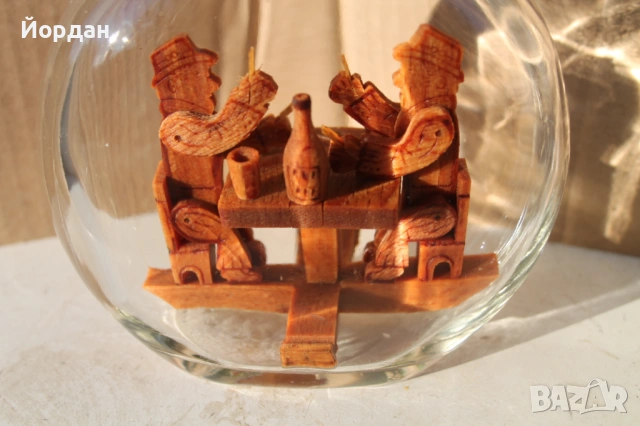 Стъклено шише за алкохол с дървени фигурки , снимка 3 - Други ценни предмети - 53564925