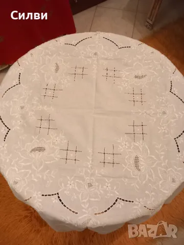 Кръгла покривка за маса с 8 бродирани салфетки., снимка 1