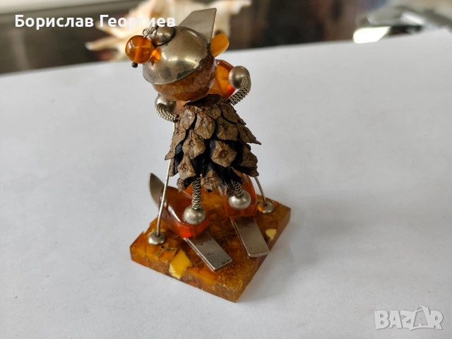 Малка статуетка от балтийски кехлибар скиор, снимка 3 - Колекции - 53945549