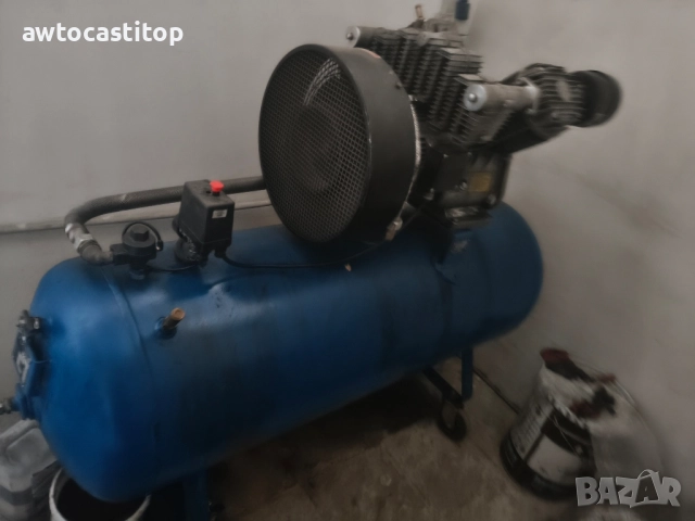 компресор 300 литра трифазен работи перфектно , снимка 2 - Други машини и части - 51457584