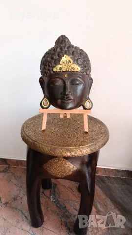 Буда със затворени очи, символизиращ медитация и вътрешен мир. 