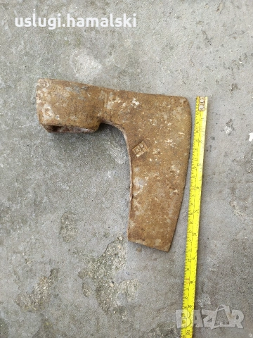 Стара брадва с печат