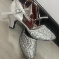 Нови сребристи обувки размер 38, снимка 1 - Дамски елегантни обувки - 45591961