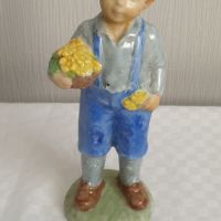 Порцеланова фигура - момче, снимка 1 - Антикварни и старинни предмети - 45262059