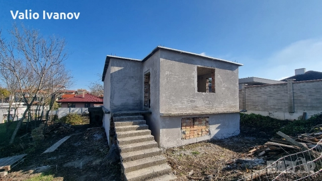 Продавам парцел с монолитна тухлена къща на 2 етажа в с.Яребична , снимка 4 - Вили - 49741419