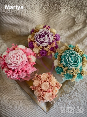 Букети с цветя от соев восък с аромат в Бяла кашпа, снимка 8 - Изкуствени цветя - 51642114