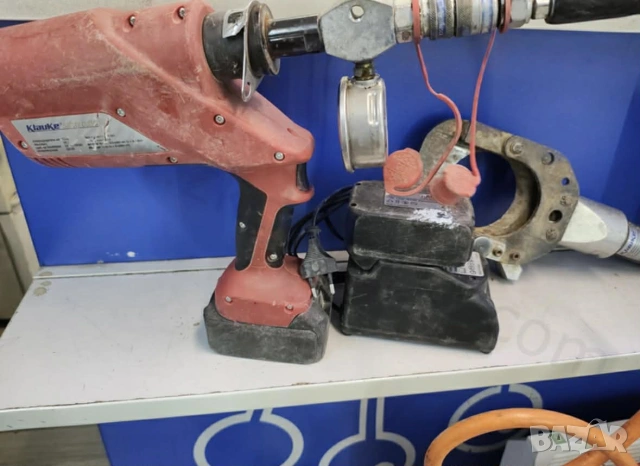 Акумулаторна машина за рязане на кабели под напрежение Klauke