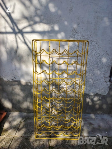 Стелаж за спрейове и други продукти във формата на аерозолен спрей