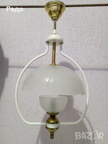 Красив бял полилей с два стъклени абажура