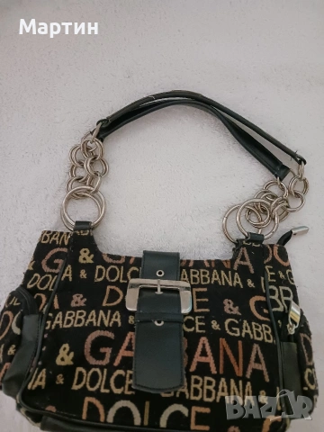 Дамска чанта от плат за елегантни дами.