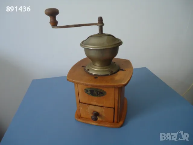 Стара ретро дървена мелница за кафе