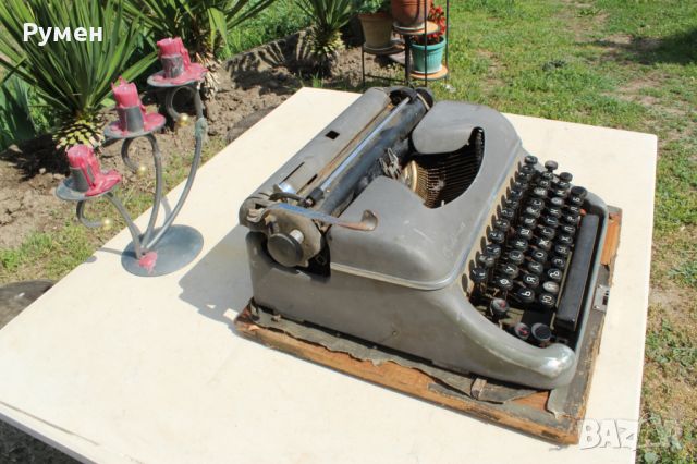 Пишеща машина, снимка 1 - Антикварни и старинни предмети - 45804043