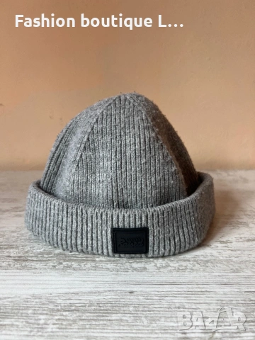 Сива шапка с черно лого 🩶