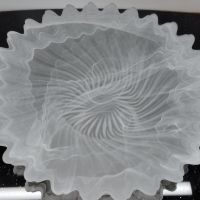 Голяма фруктиера с преливащи нюанси в бяло, матирано стъкло., снимка 1 - Чинии - 45694978