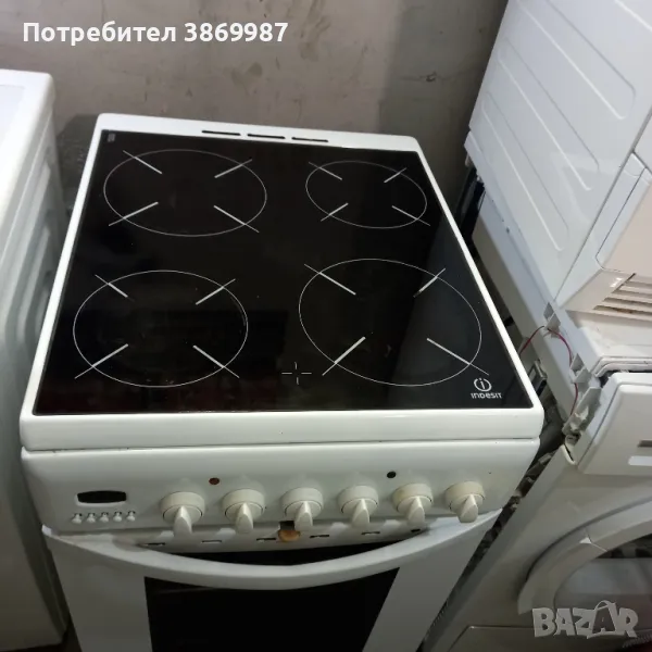 печка с керамични котлони Indesit , снимка 1